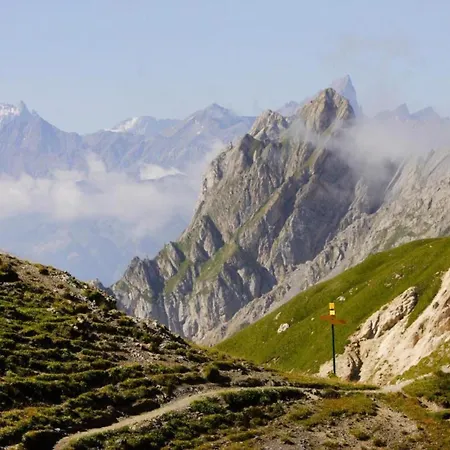 Savoyard Style Alpine Retreat شقة